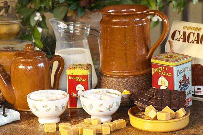 Kopjes gevuld met warme chocoladedrank